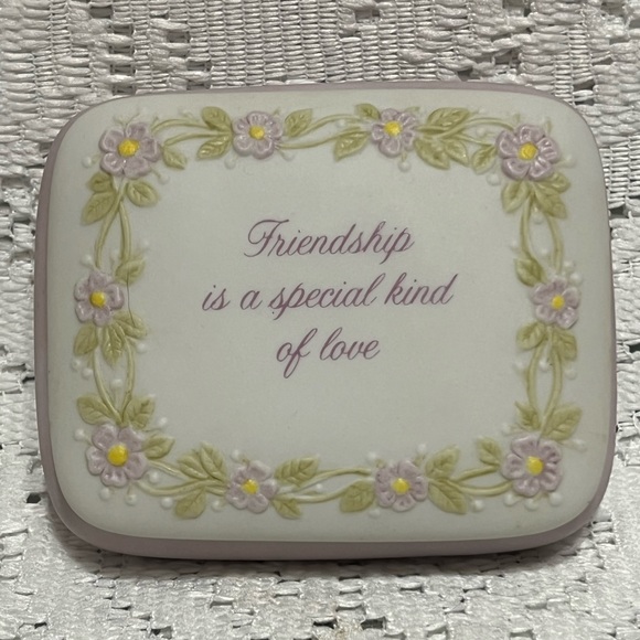 Bisque porcelain trinket box Friendship is a special kind of love - Picture 1 of 3